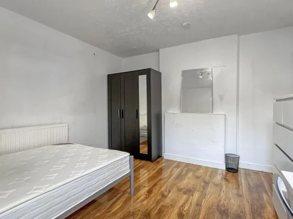 Flat Hunton Street in Greater London