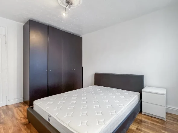 Flat Hunton Street in Greater London