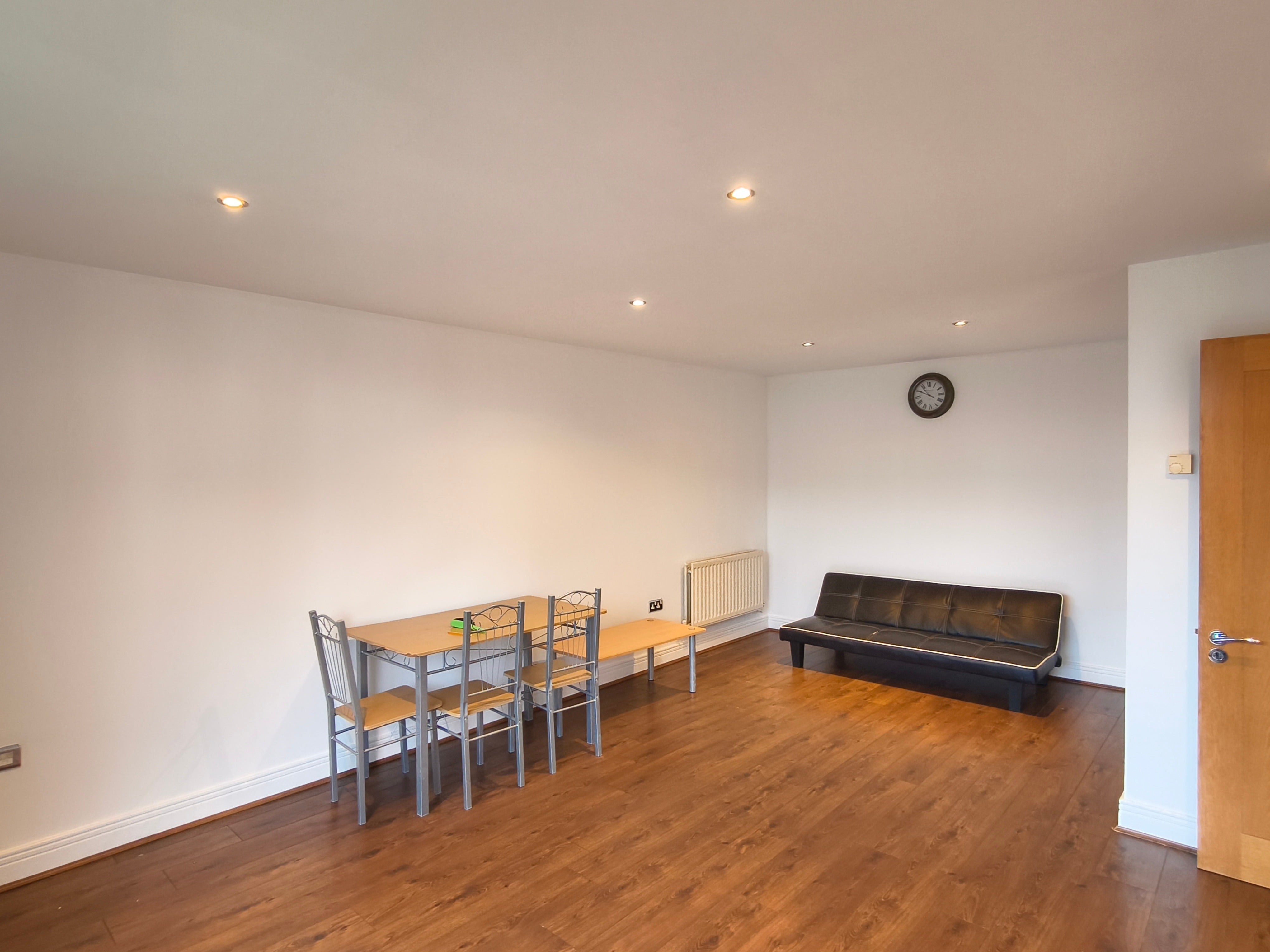 Room Booth Road in Greater London