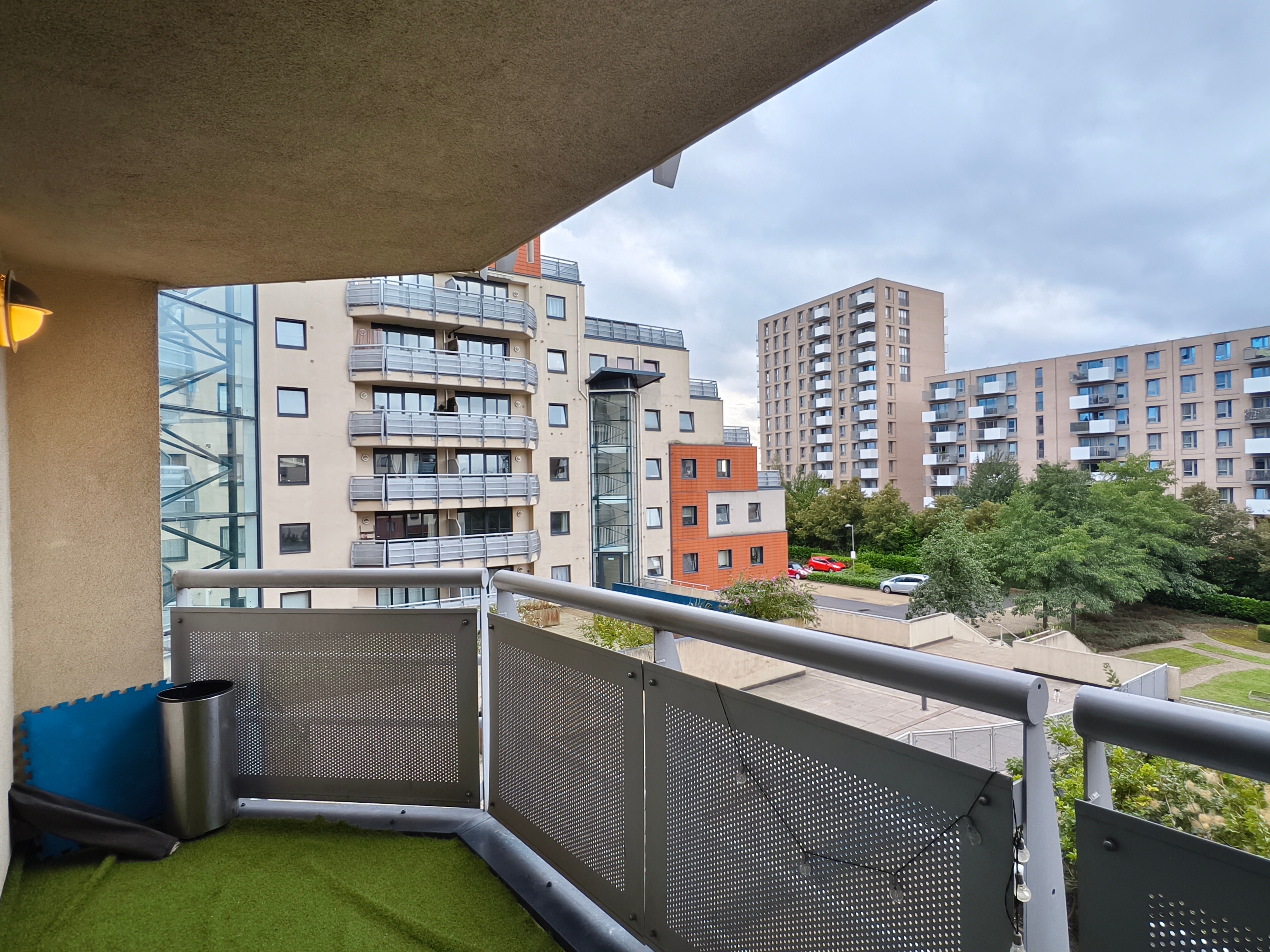 Room Booth Road in Greater London