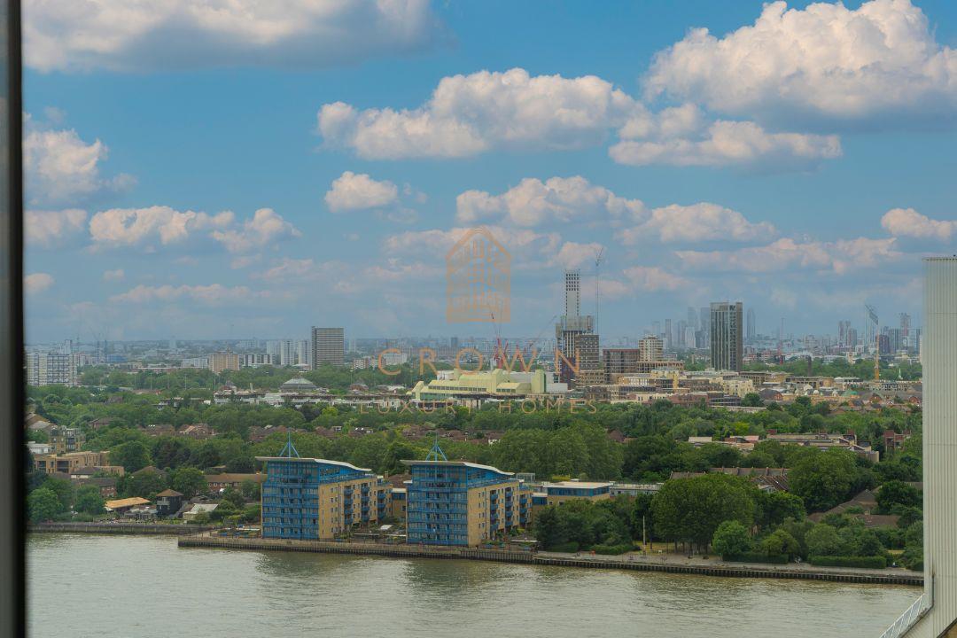 Flat Marsh Wall in Greater London