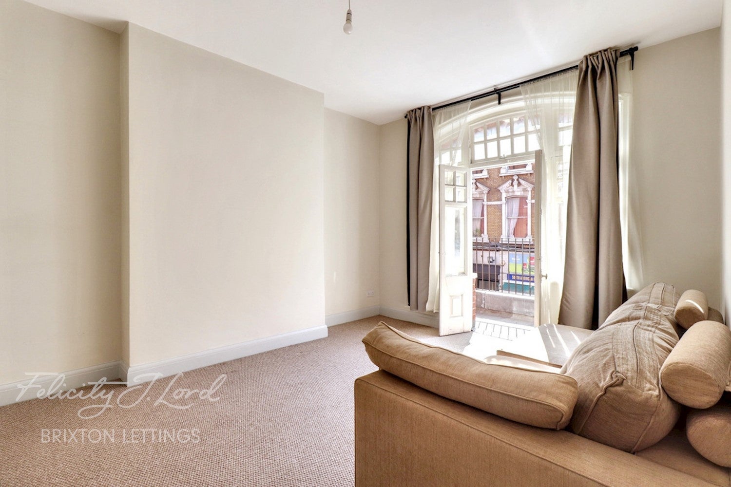 Flat Electric Avenue in Greater London