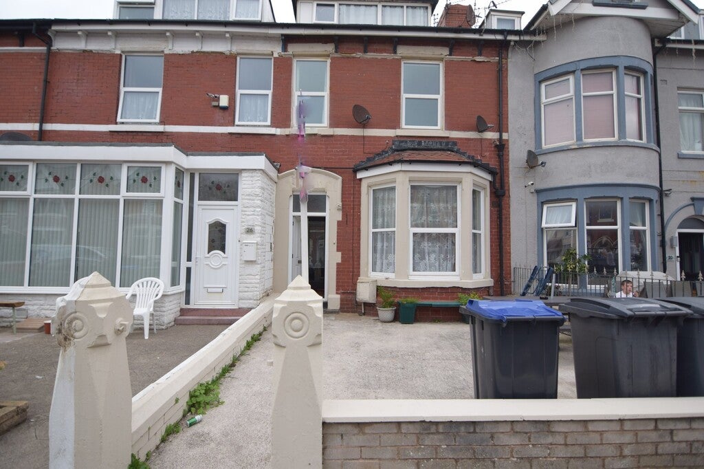 Flat Knowle Avenue in Blackpool
