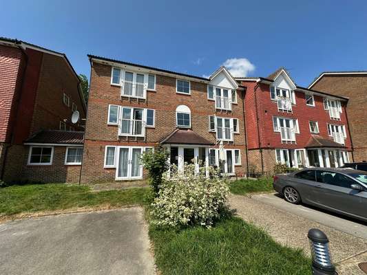 Flat Tuscany Gardens in Crawley