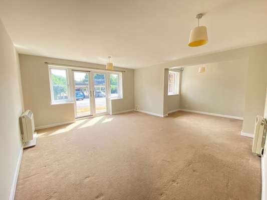 Flat Tuscany Gardens in Crawley