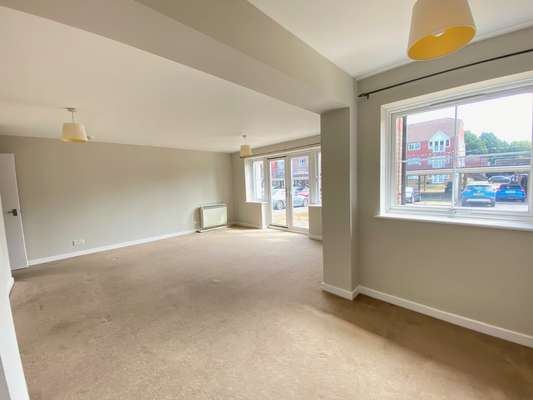 Flat Tuscany Gardens in Crawley