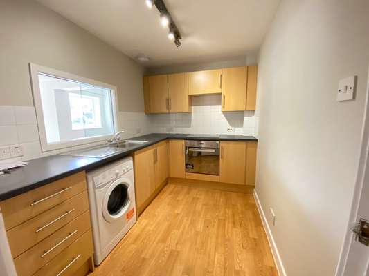 Flat Tuscany Gardens in Crawley
