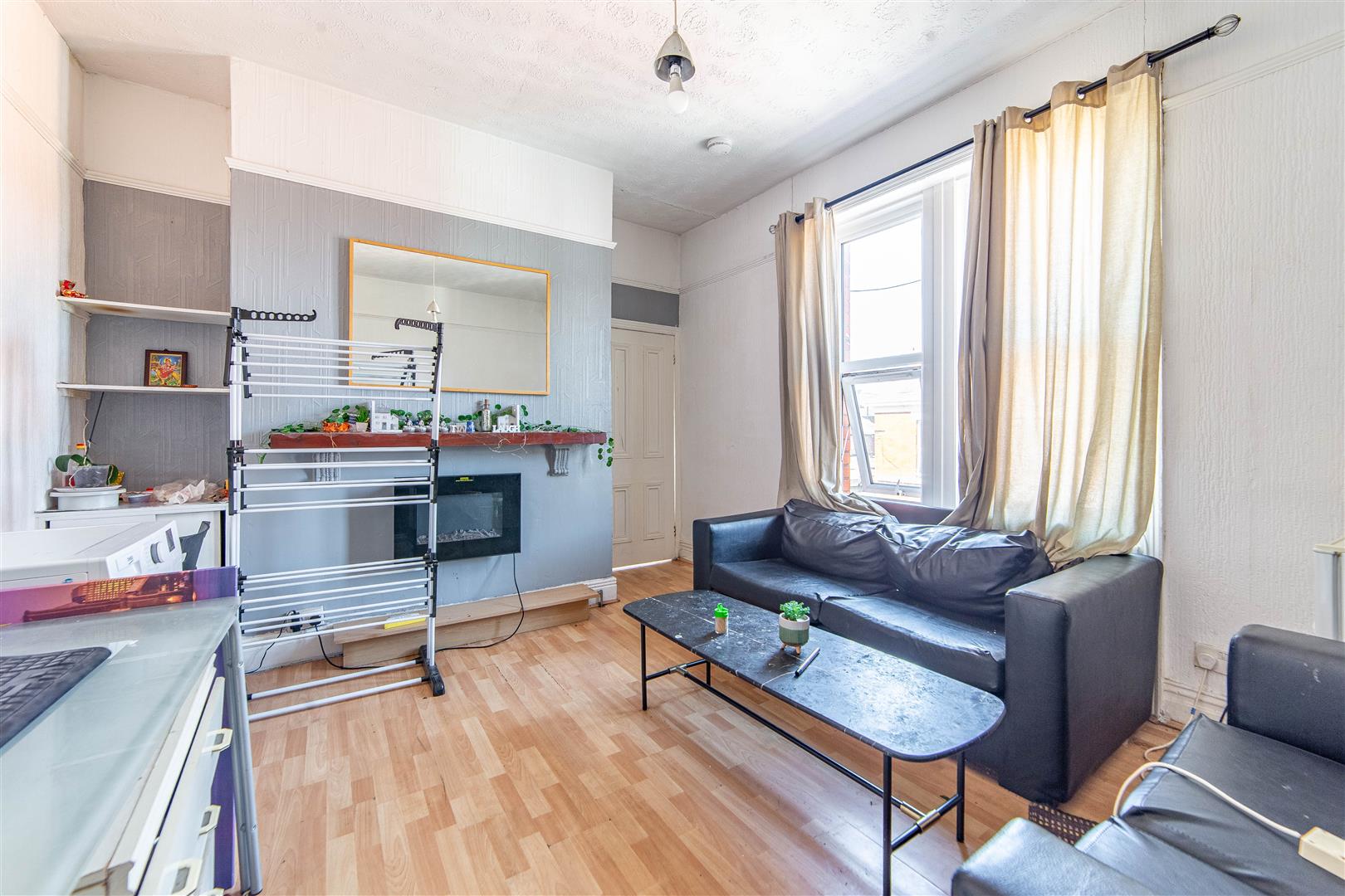 Flat Wingrove Avenue in Newcastle upon Tyne