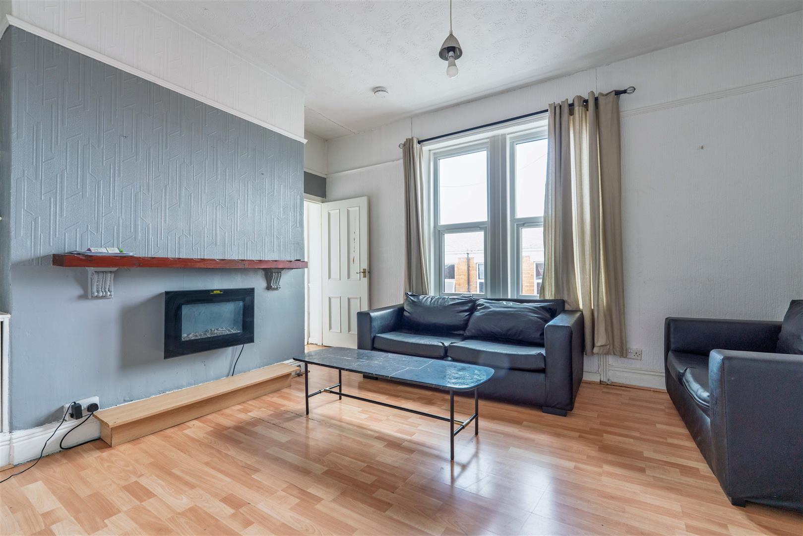 Flat Wingrove Avenue in Newcastle upon Tyne