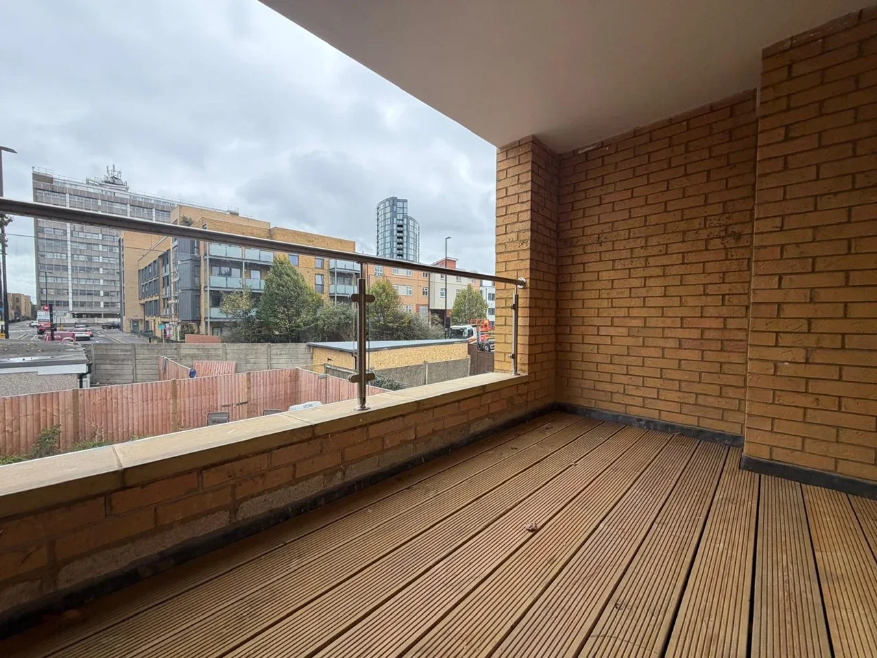 Flat Thornhill Road in Greater London