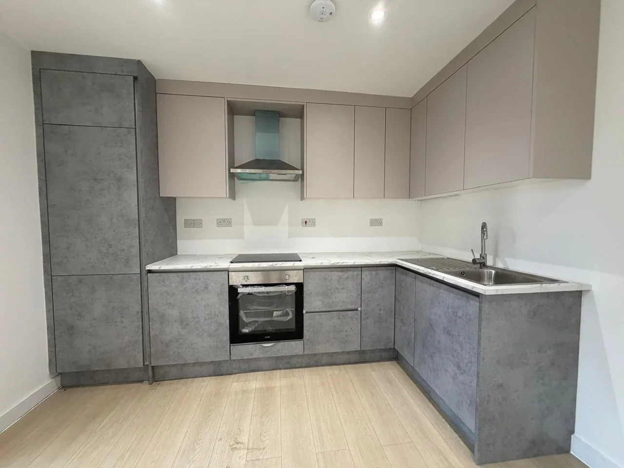 Flat Thornhill Road in Greater London