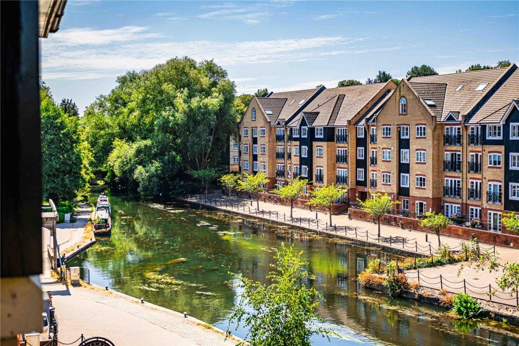 Flat Dickinson Quay in Dacorum