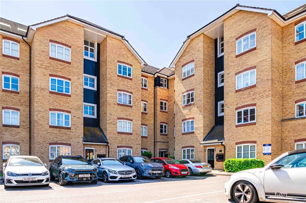 Flat Dickinson Quay in Dacorum
