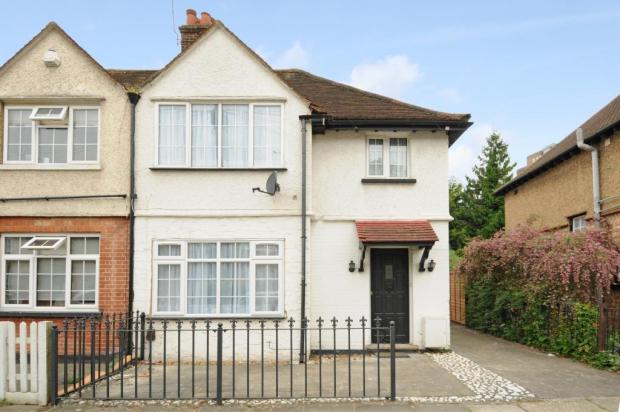 Flat Kenton Road in Greater London