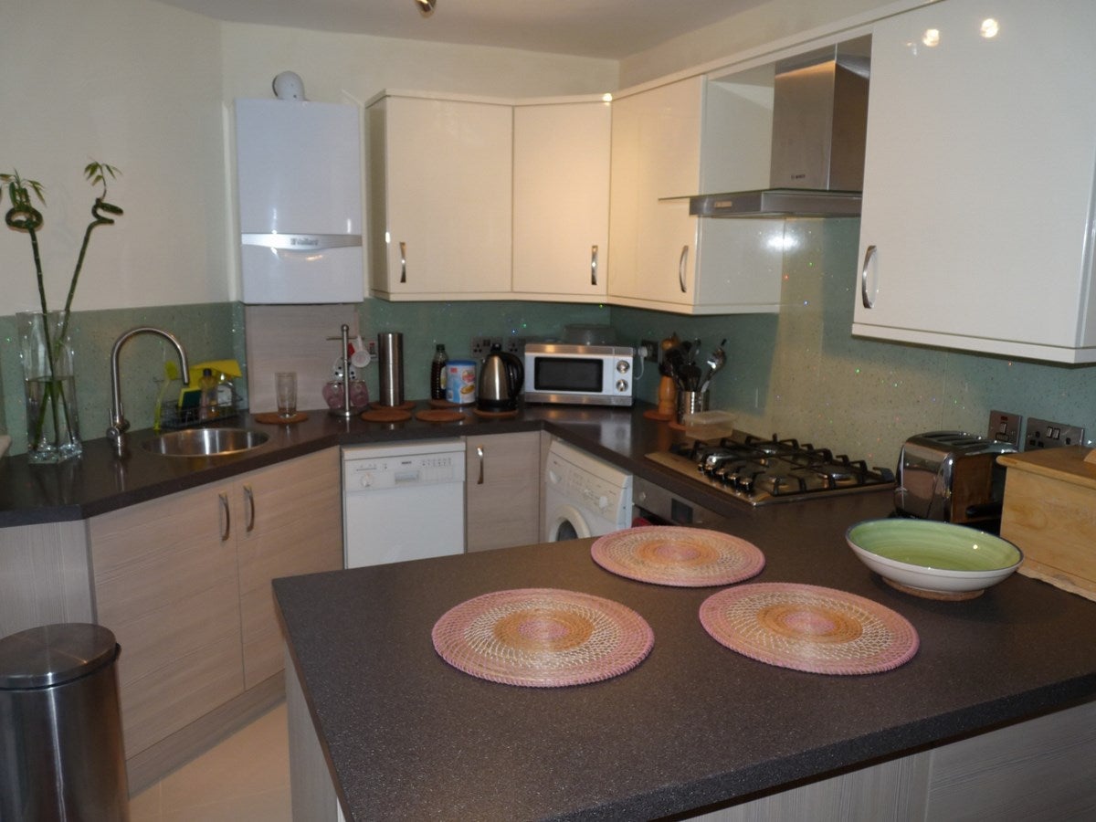 Flat Kenton Road in Greater London