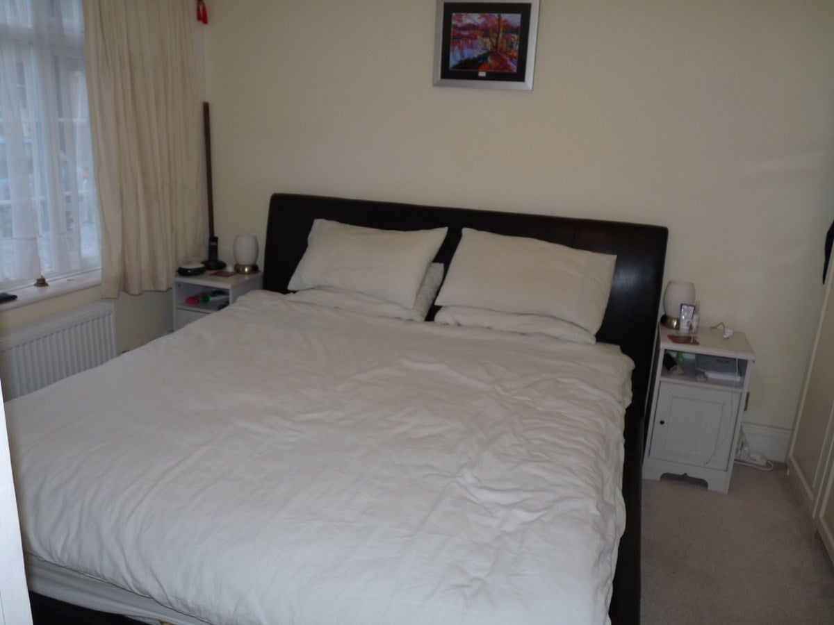 Flat Kenton Road in Greater London