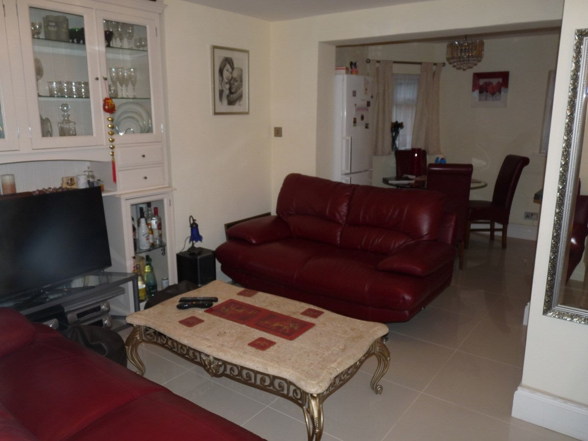 Flat Kenton Road in Greater London