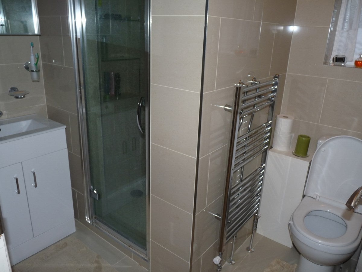 Flat Kenton Road in Greater London