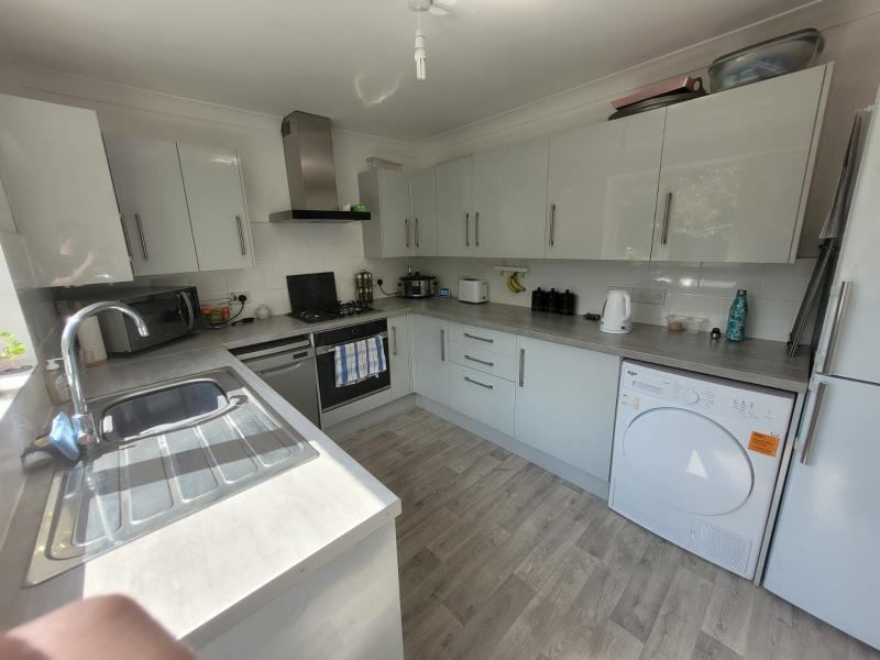 Room Felbridge Avenue in Crawley