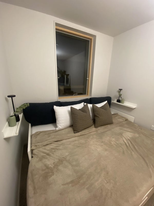 Room Knollys Road in Greater London