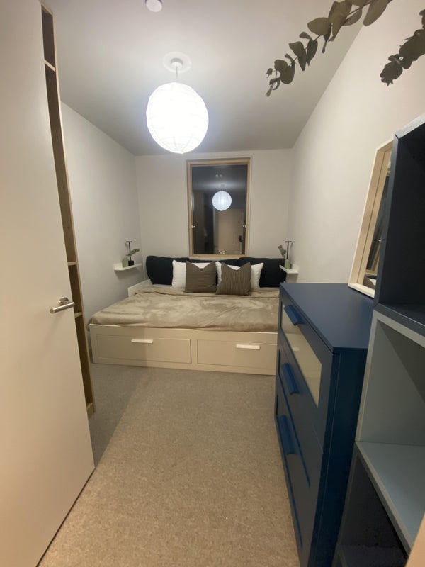 Room Knollys Road in Greater London