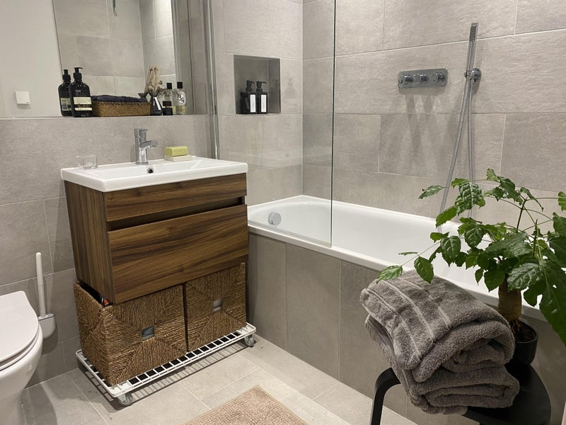 Room Knollys Road in Greater London