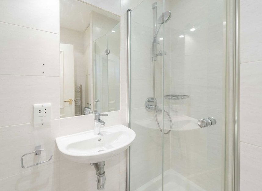 Flat Linden Gardens in Greater London