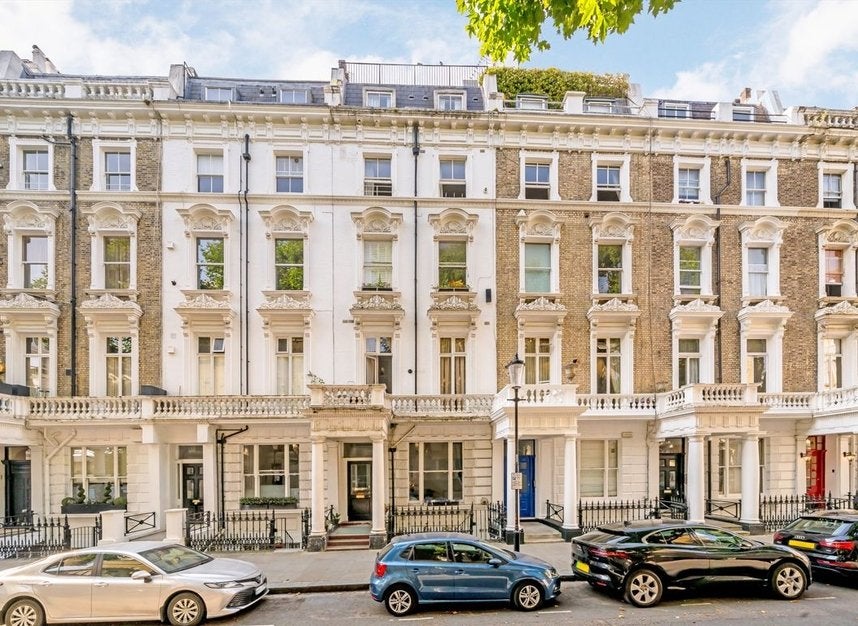Flat Linden Gardens in Greater London