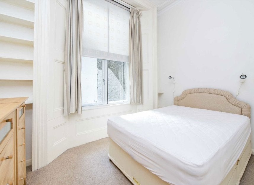 Flat Linden Gardens in Greater London