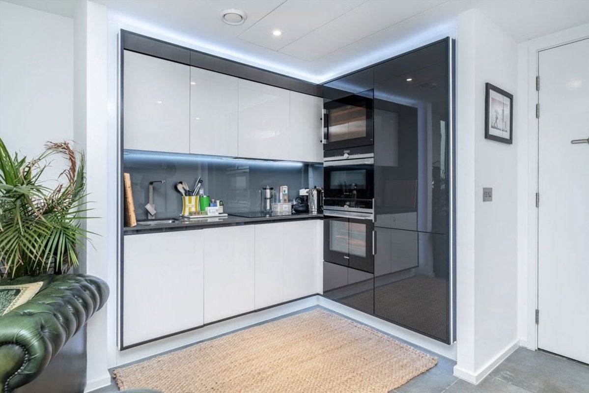 Flat Dollar Bay Place in Greater London