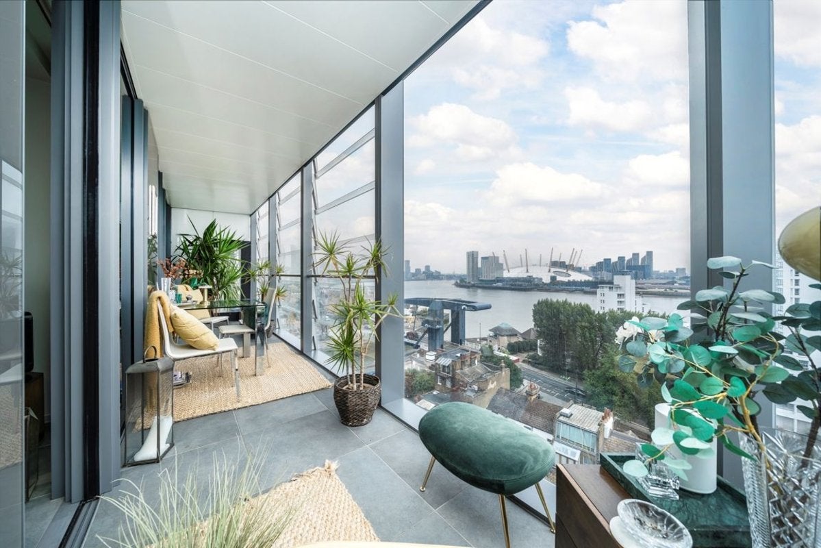Flat Dollar Bay Place in Greater London