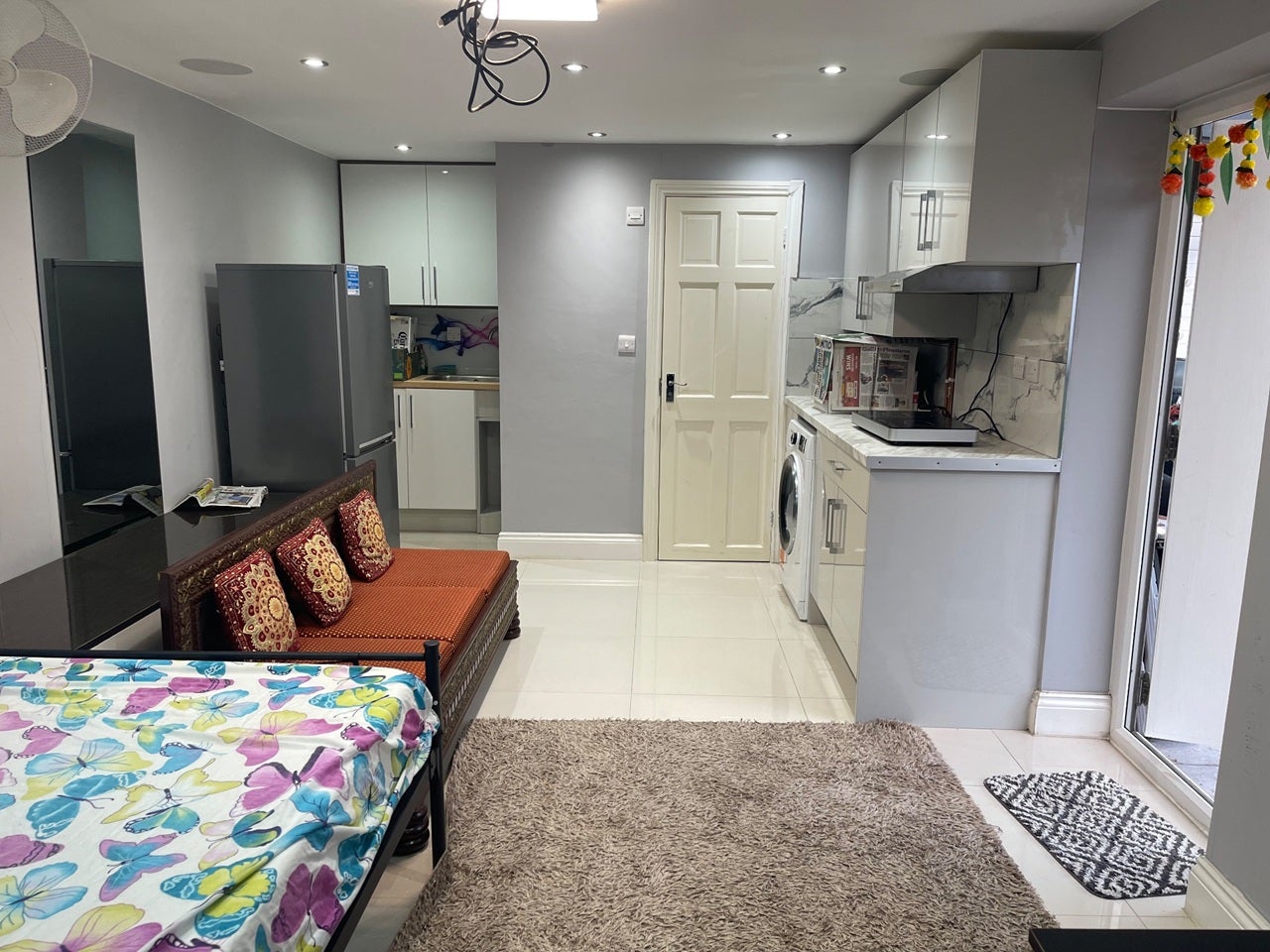 Flat Renfrew Road in Greater London