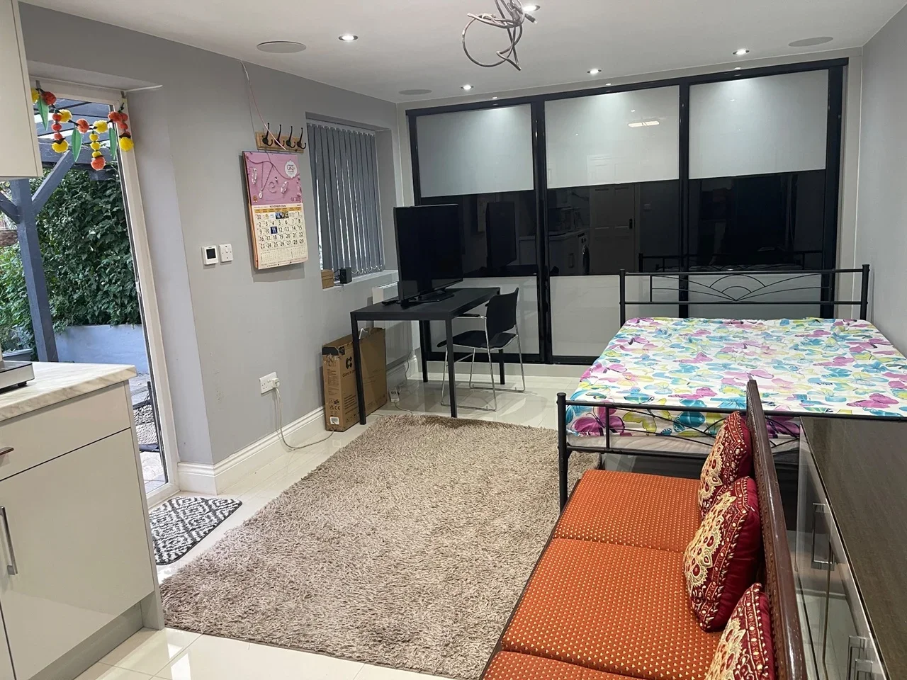 Flat Renfrew Road in Greater London