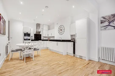 Flat Warren Street in Greater London