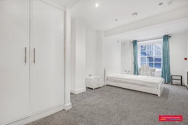 Flat Warren Street in Greater London