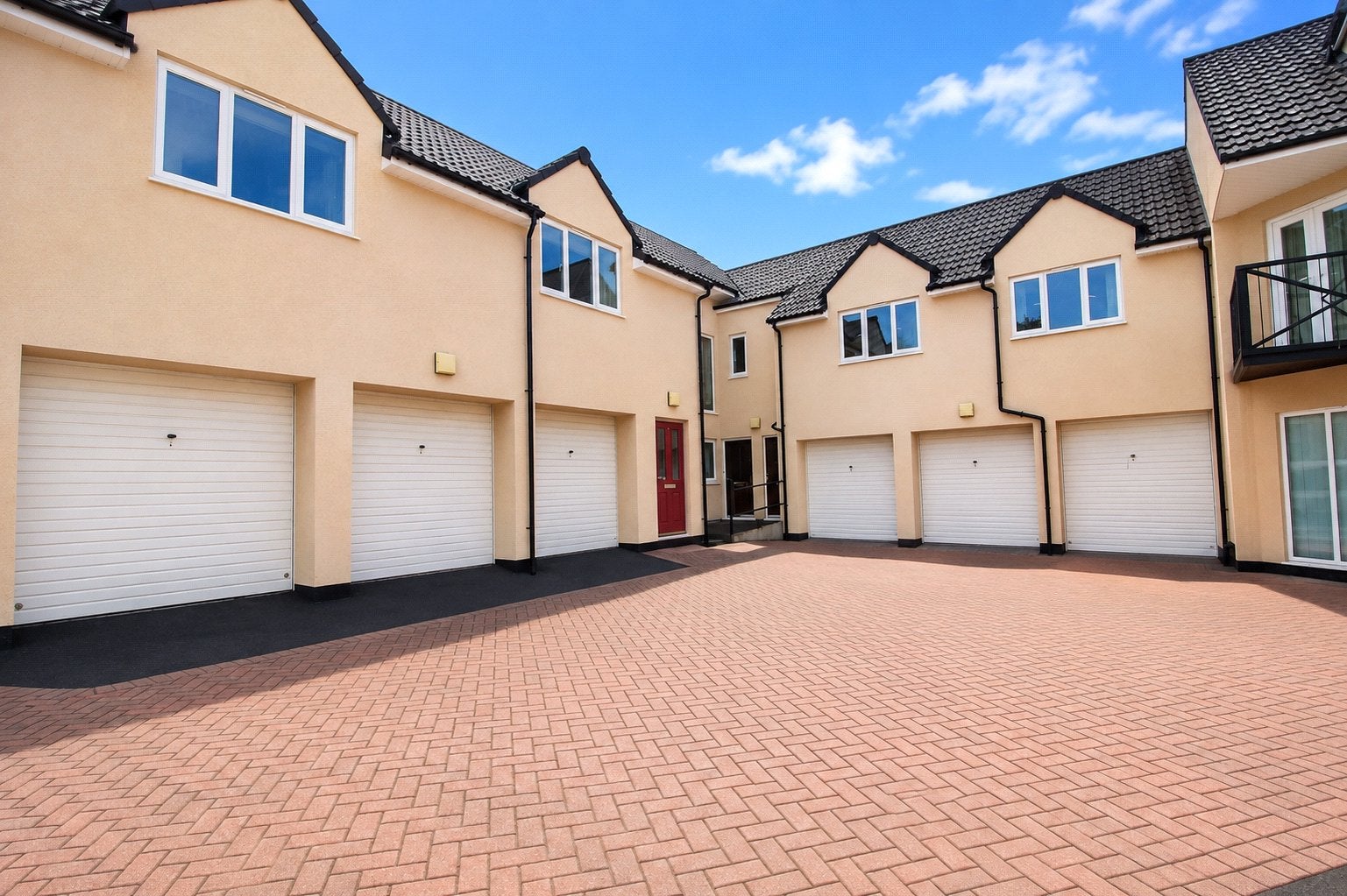 Flat Newent Court in Bristol
