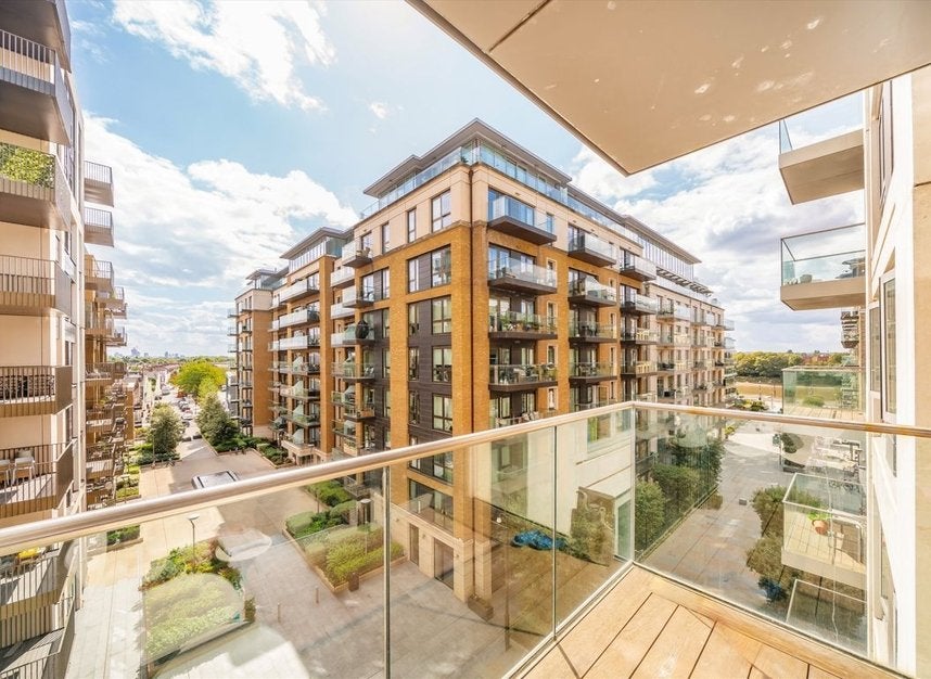Flat Regatta Lane in Greater London