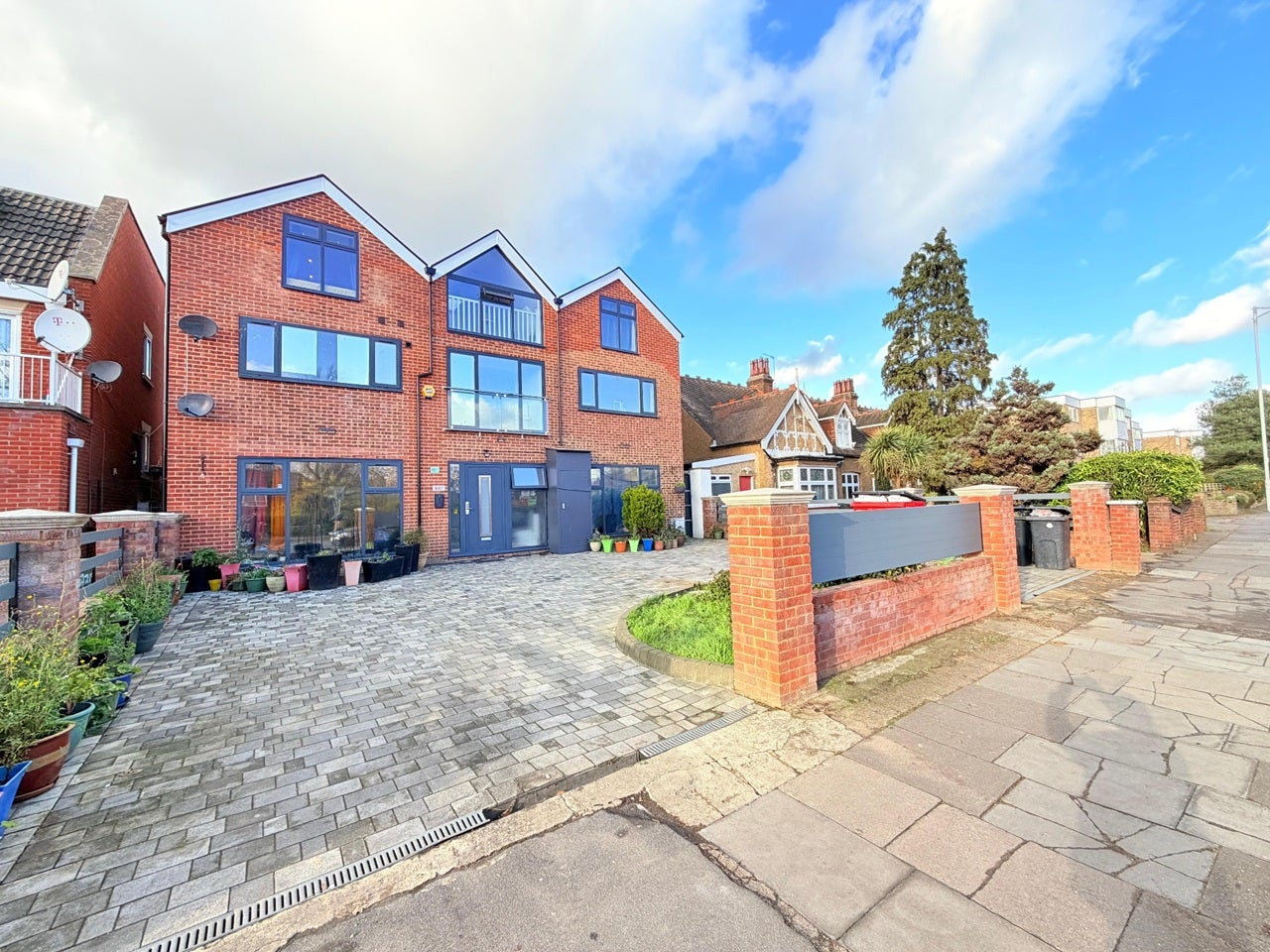 Flat Cranbrook Road in Greater London