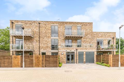 Flat Bushey Road in London