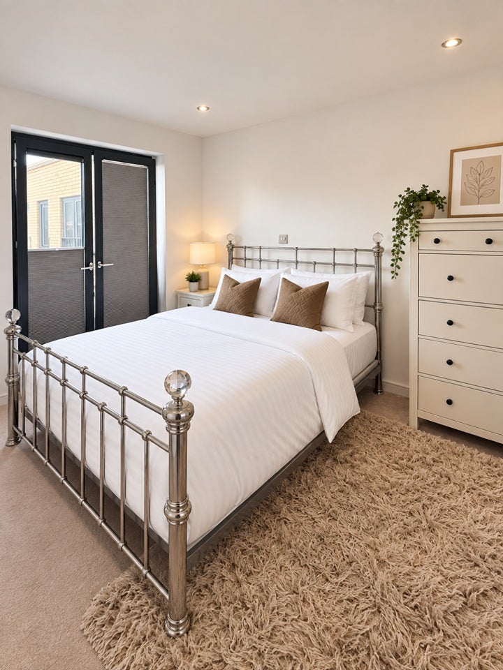 Flat Eythorne Road in Greater London