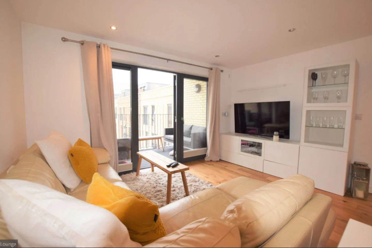 Flat Eythorne Road in Greater London
