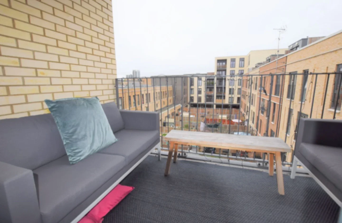 Flat Eythorne Road in Greater London