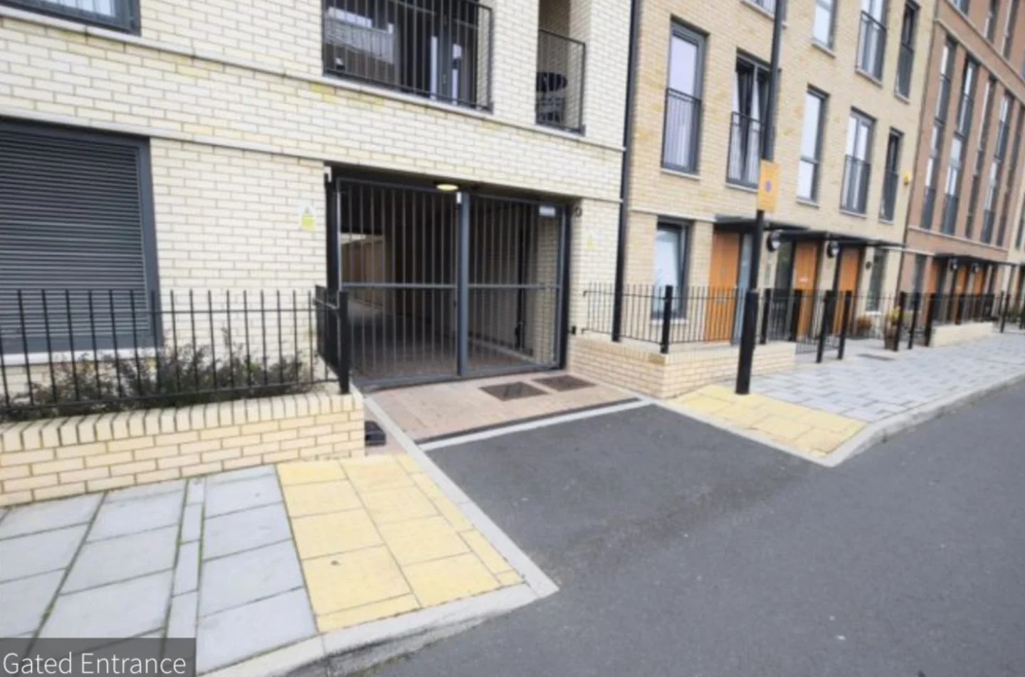 Flat Eythorne Road in Greater London