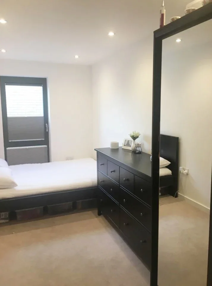Flat Eythorne Road in Greater London