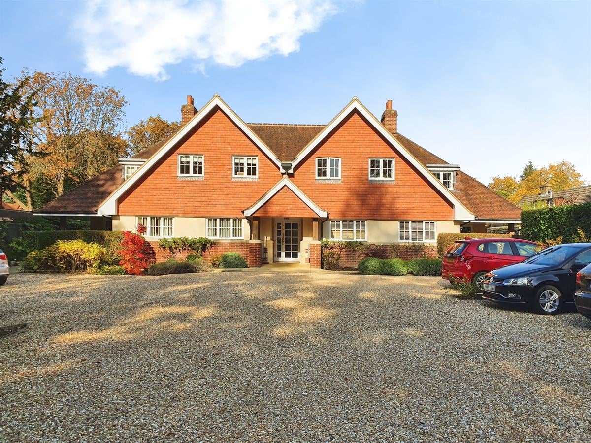 Flat Vicarage Hill in Waverley