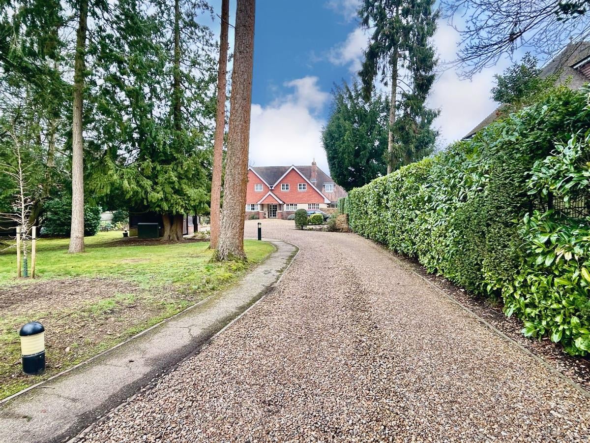 Flat Vicarage Hill in Waverley