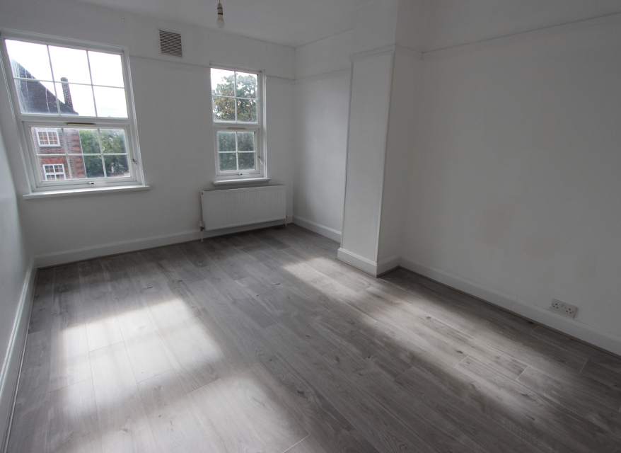 Flat Hampden Square in Greater London
