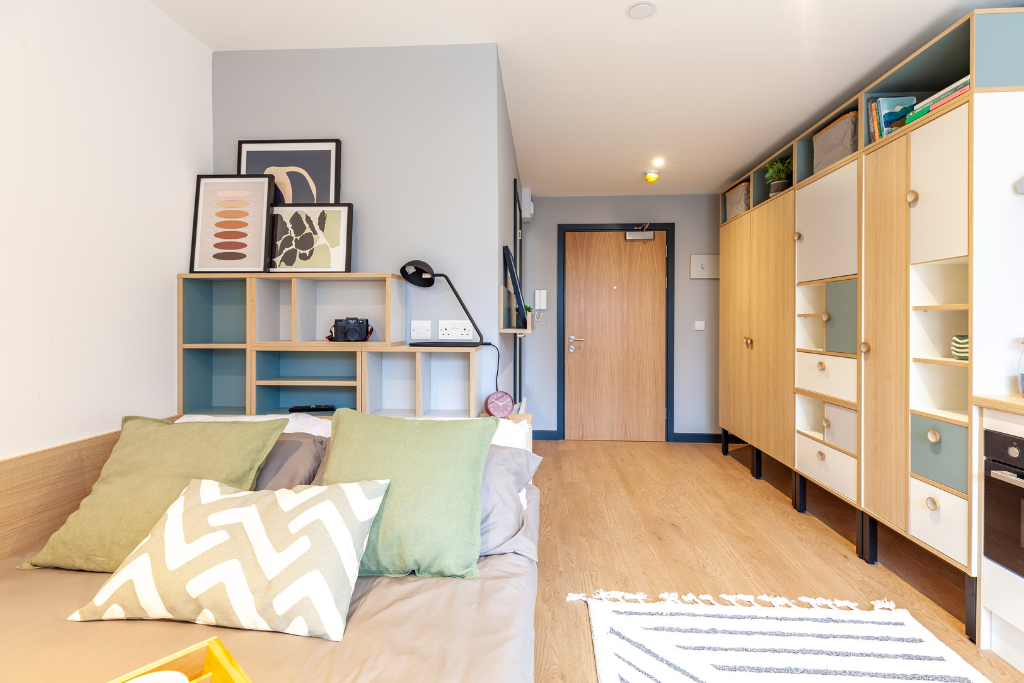 Flat Sandford Walk in Exeter