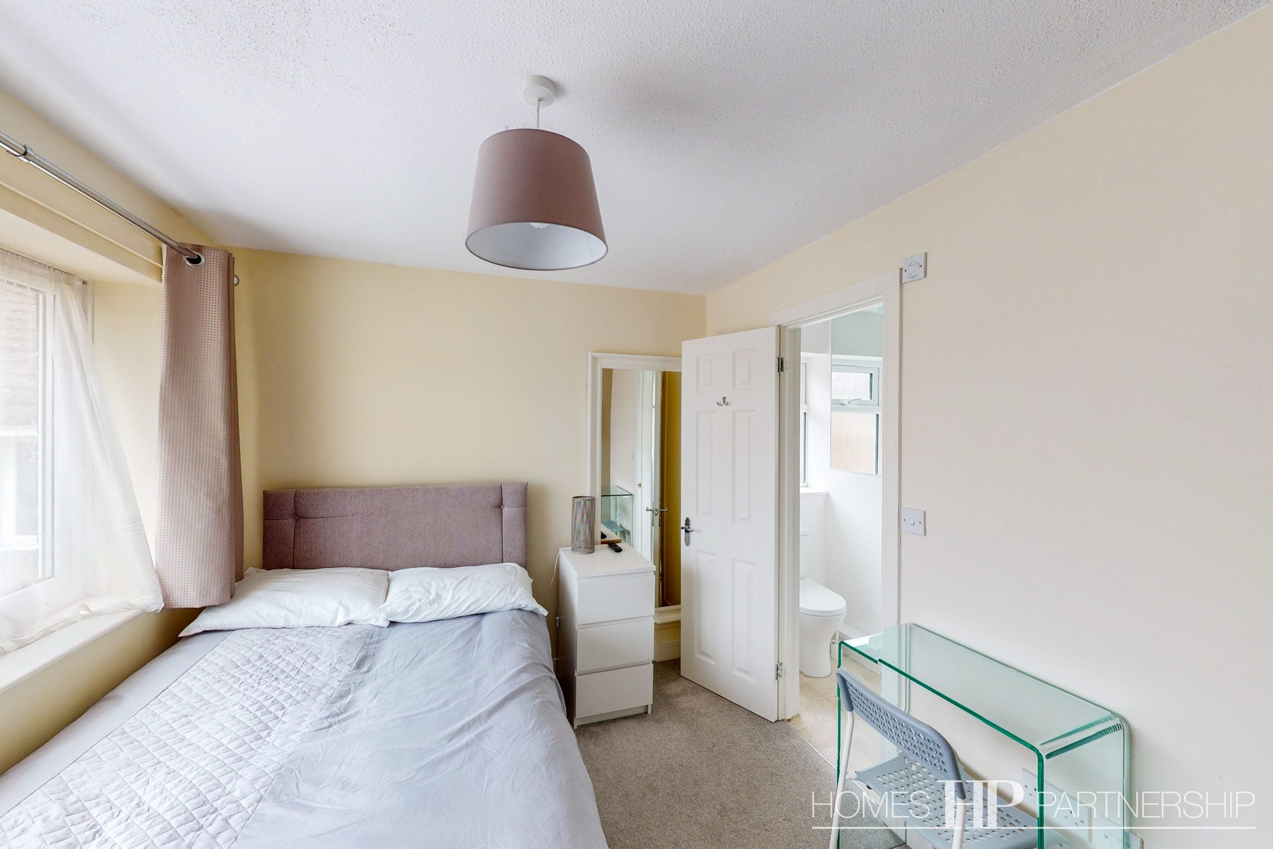 Room Parkfield Close in Crawley