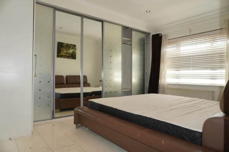 House Forty Lane in Greater London